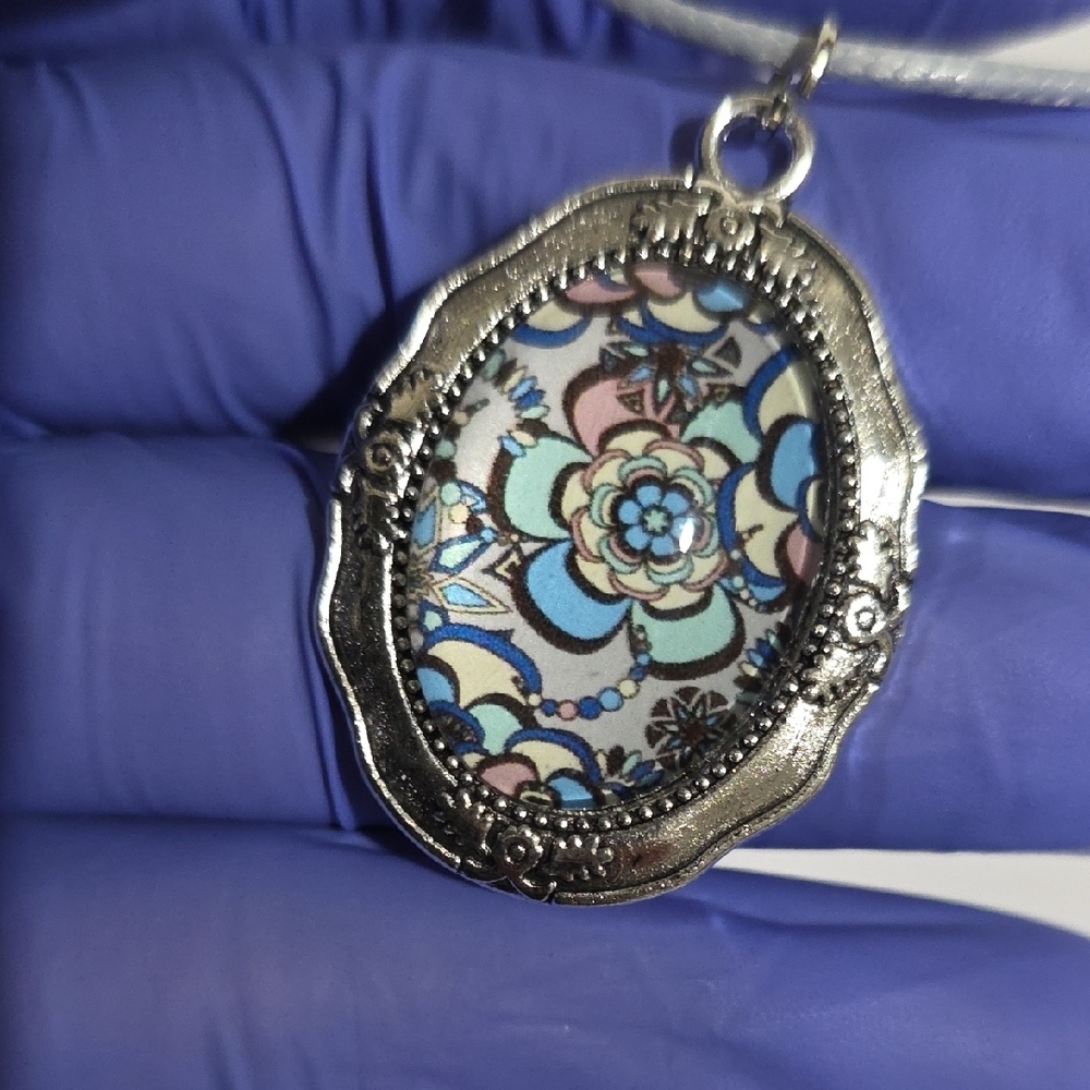 Vintage-Style Silver Floral Oval Pendant Necklace – Blue Pattern Art Charm, 18" - Picture 9 of 9